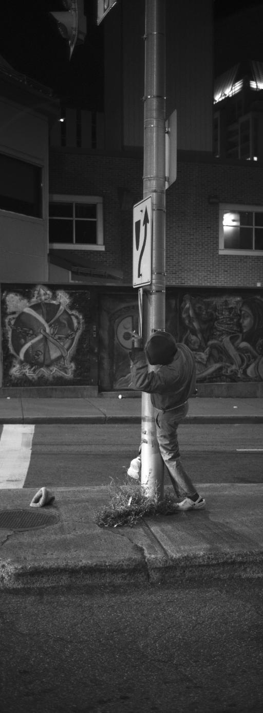 根前面一样，是之前拍的照片，主体不知道在马路中间对着电线杆做做啥奇怪的事，尝试了一些X-Pan构图因为感觉这样能更贴图意