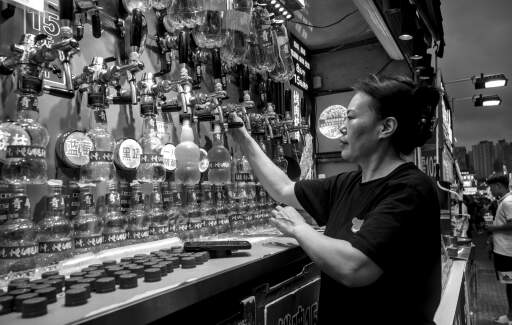 拍摄于山东青岛，第一次见到这种卖啤酒的方式，不愧是啤酒出名的青岛
Taken in Shandong, Qingdao, is my first time seeing beer served in this way.