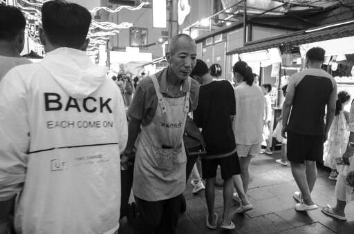 拍摄于山东青岛的夜市，庞大人流产生的大量垃圾最后还是得由人类来解决
Taken in the night market located in Shandong, Qingdao, the huge waste created by humans in the end needs to be solved by humans