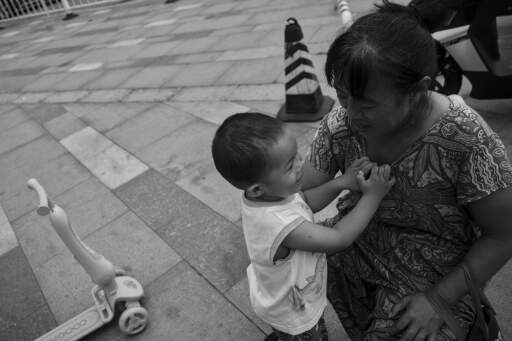 拍摄于山东青岛，应该是祖母和孙孙